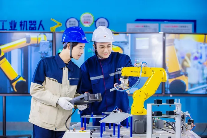 PLC技术适合零基础学吗？来重庆万通，低门槛入局高薪技术岗
