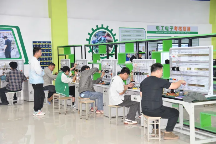 想要快速上岗学PLC推荐什么学校？重庆万通实战教学，快速上岗不用熬学徒